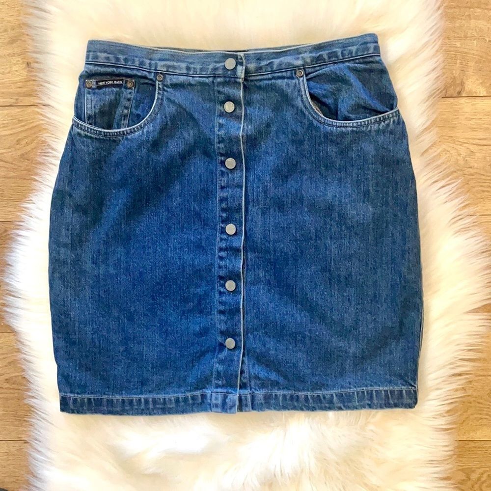 NY JEANS SIZE 8 jean button skirt •